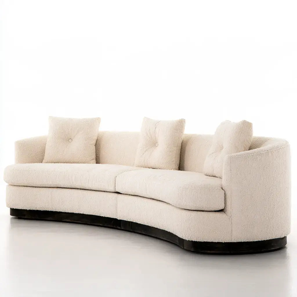 Sofá con frente curvo y cojines claros - beige